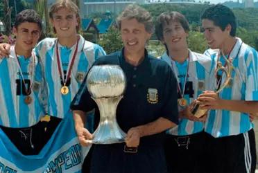 José Pékerman con cuatros jugadores suyos.