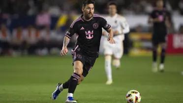 Messi con el balón en Inter