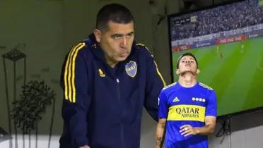 Riquelme buscando la salida de un jugador