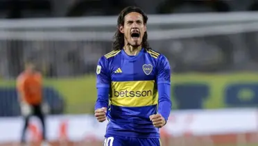 Cavani celebrando con la casaca de Boca