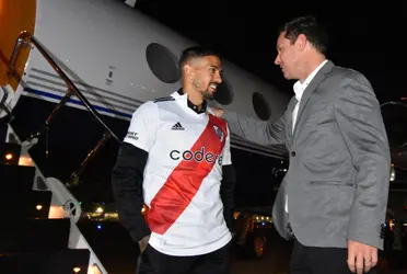 El presidente fue a recibir al ex West Ham al aeropuerto con la casaca del Millonario.