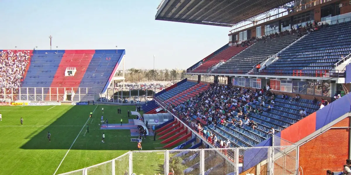 Espeluznantes “muñecos embrujados” aparecieron tanto en las afueras como dentro del estadio del cuervo. Podría ser obra de hinchas de Huracán.