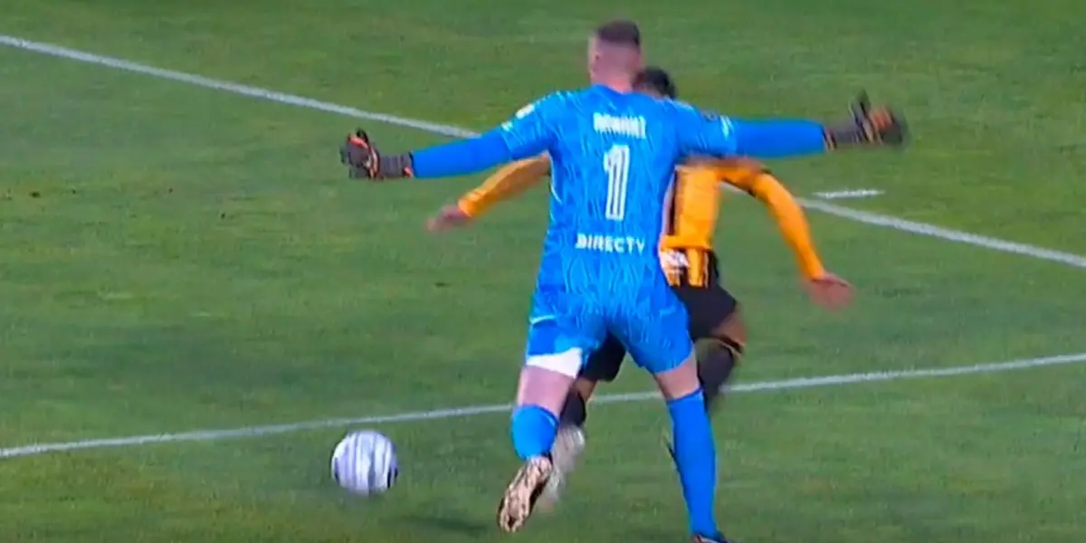 Franco Armani rozó al delantero de The Strongest, el árbitro cobró y el VAR no interfirió.